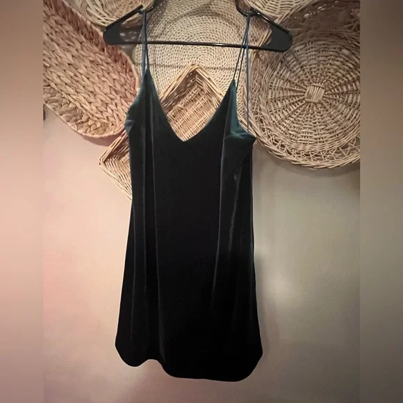 Green velvet dress - Picture 6 of 6